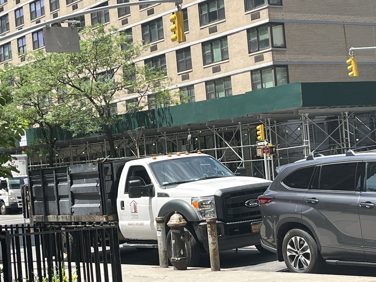 EVANGELIST_SC's tweet photo. Even @NYCHA trucks block the fire hydrant #UES
#SmhH the vaccine truck just delayed @FDNY about 45
Minutes ago.
@HolmesIsaacs https://t.co/6aA70Msu3p
