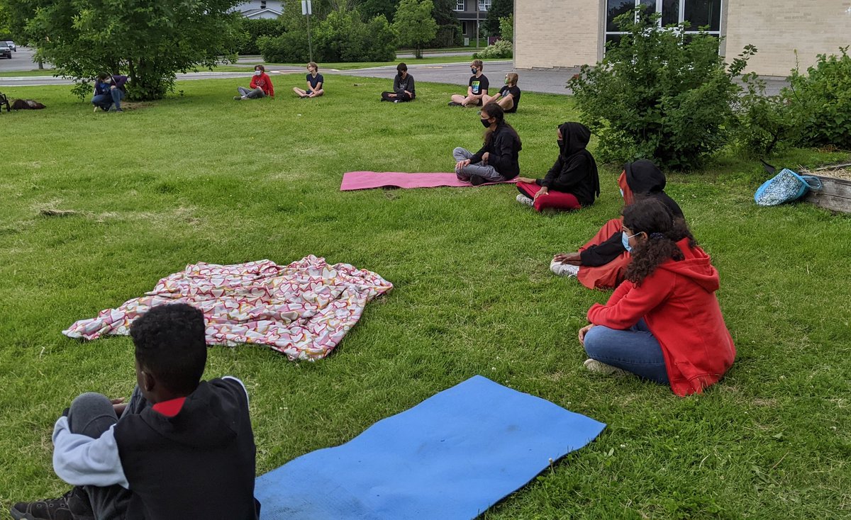 mmesarah33's tweet photo. Et après l'évaluation, il y avait "Yoga au parc"!! Merci à @CulumMs d'avoir organisé cette activité pour nous!
#7A @FeatherstonPS https://t.co/o4eIynIIax