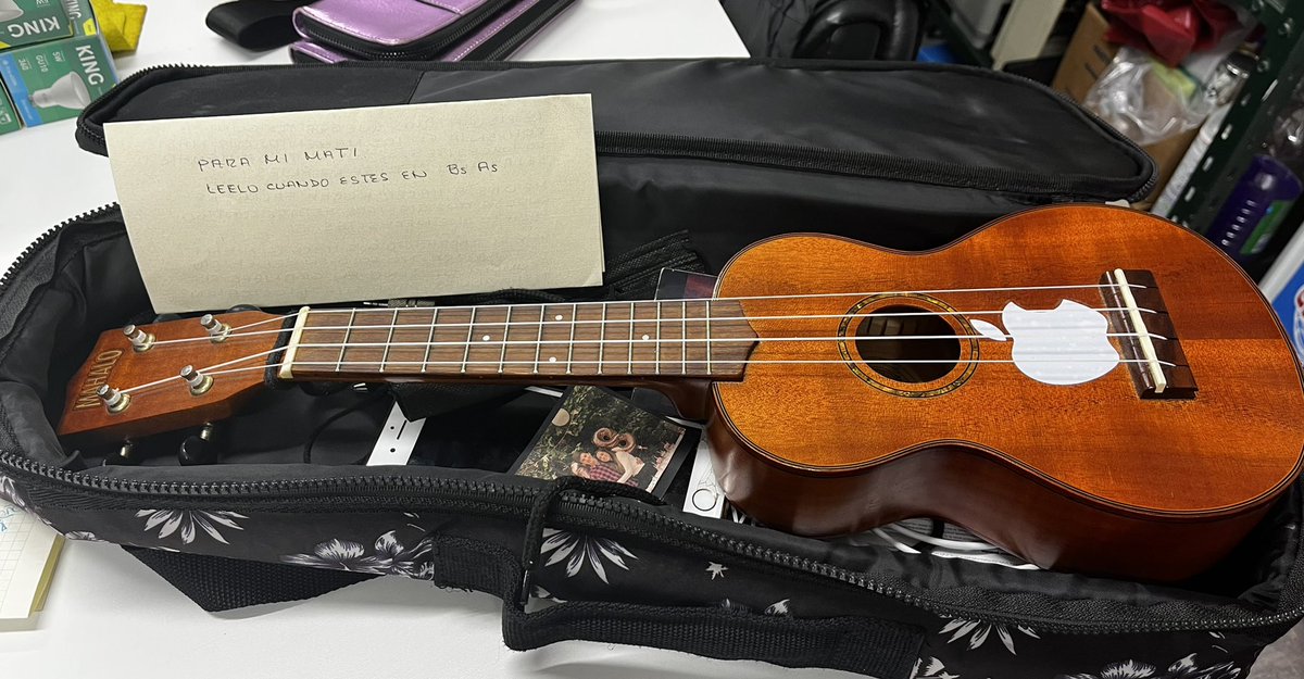 taxiezeizaok's tweet photo. Estamos buscando a Matias, el dueño de este Ukelele que viajo con nosotros el dia 25 de Mayo y lo dejo olvidado en uno de nuestros Taxis 🚕
Ayúdennos a encontrarlo! https://t.co/AqvGhRKIug
