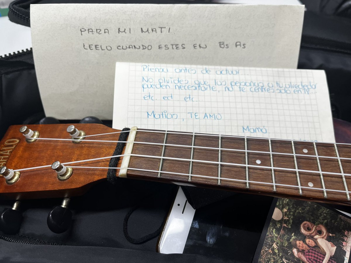 taxiezeizaok's tweet photo. Estamos buscando a Matias, el dueño de este Ukelele que viajo con nosotros el dia 25 de Mayo y lo dejo olvidado en uno de nuestros Taxis 🚕
Ayúdennos a encontrarlo! https://t.co/AqvGhRKIug