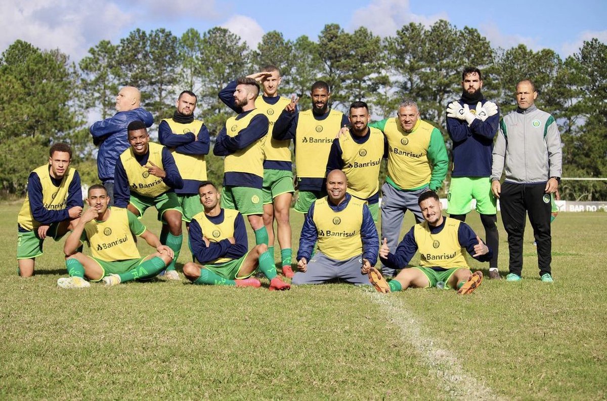 Gedeilson_92's tweet photo. O massacre do amarelinho 😂
1 assistência e o gol da vitória 🤷♂️
O choro é livre #azulzinho kkkkkkk https://t.co/DPyI1HTTNe