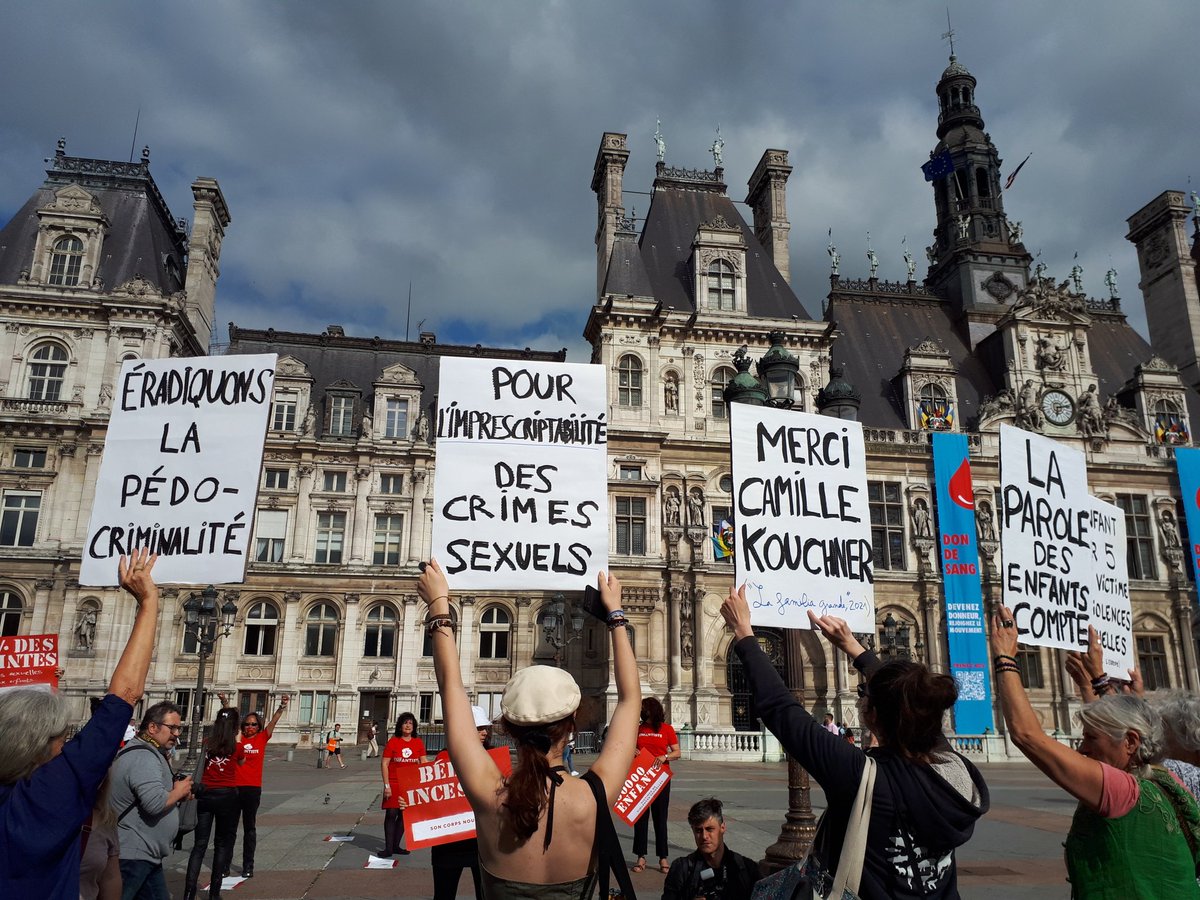 MiKohiyama's tweet photo. Eradiquons la #pedocriminalite

Avec le @Collenfantiste devant l'hôtel de ville.

#BeBrave https://t.co/KkVQaK2P5k