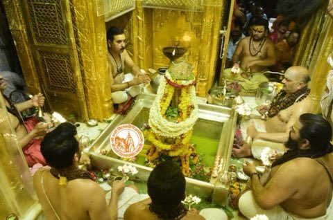 12Jyotirling's tweet photo. श्री काशी विश्वनाथ मंदिर के सप्तऋषि / संध्या आरती के दर्शन।10.03.2022 https://t.co/hZinZMaveu