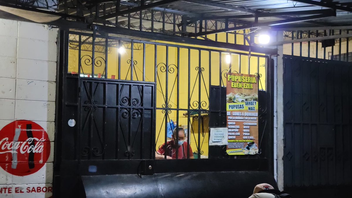 ArbaizaMelanie's tweet photo. “La pupusería de la Hermana Chaíto”
Hay una cosa que los residentes de la colonia “San José” tienen en común y esa es el lugar donde compran las tradicionales Pupusas. Esta es la aclamada pupusería de Rosario Ramírez, mejor conocida como “Hermana Chaito”
#eccdigital #Pupusas https://t.co/p9p7HB2HRo
