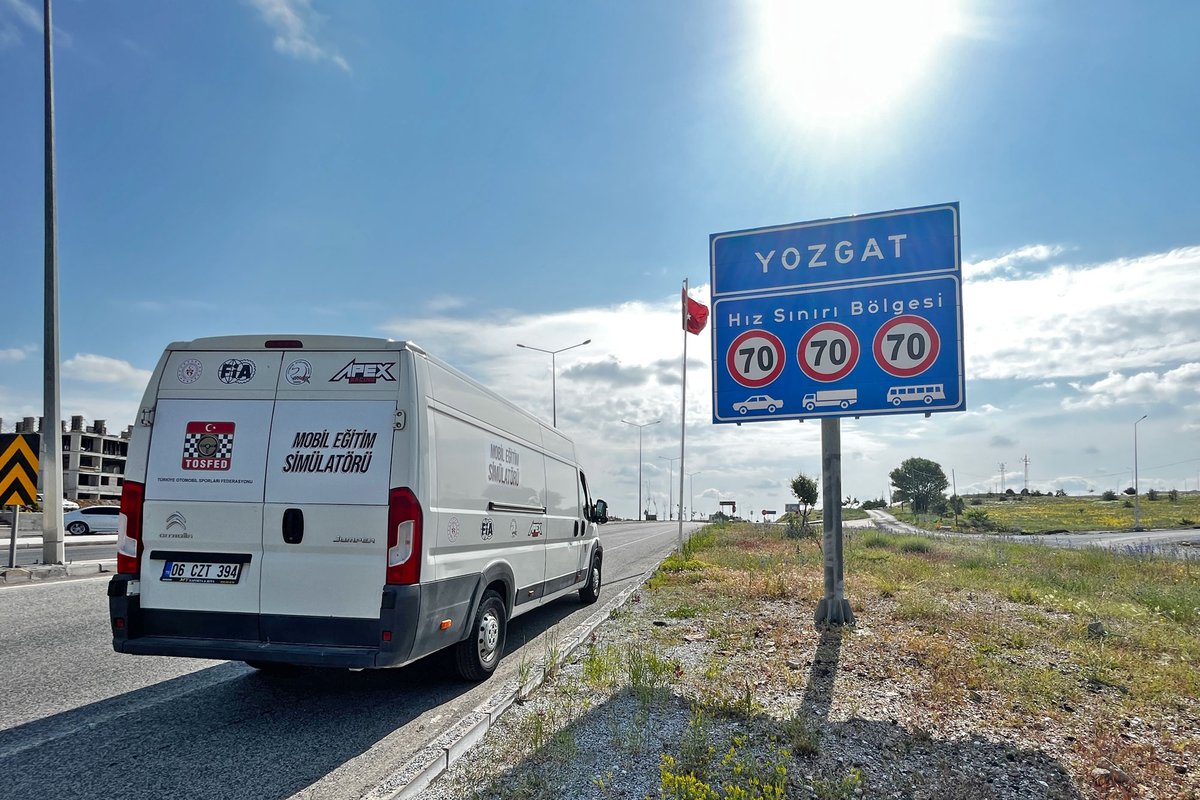Federasyonumuz tarafından 7-11 yaş grubundaki ilkokul öğrencilerine otomobil sporlarını tanıtmak ve yeni yetenekler keşfetmek amacıyla geliştirilen Mobil Eğitim Simülatörü projesi, Anadolu’daki yolculuğuna devam ediyor.

tosfed.org.tr/mobil-egitim-s…