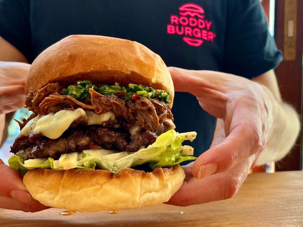 roddyburger's tweet photo. Is that a SPECIAL we can see? Is that BEEF Brisket on 2 Double Aged Beef Patties? With Celeriac and Granny Smith Slaw? Homemade Chimichurri?
Yes, yes it is.
Camden Road only.
#roddygoodburger #burgerkingsofTW #theargentine #tunbridgewells https://t.co/zwKrnylkKS