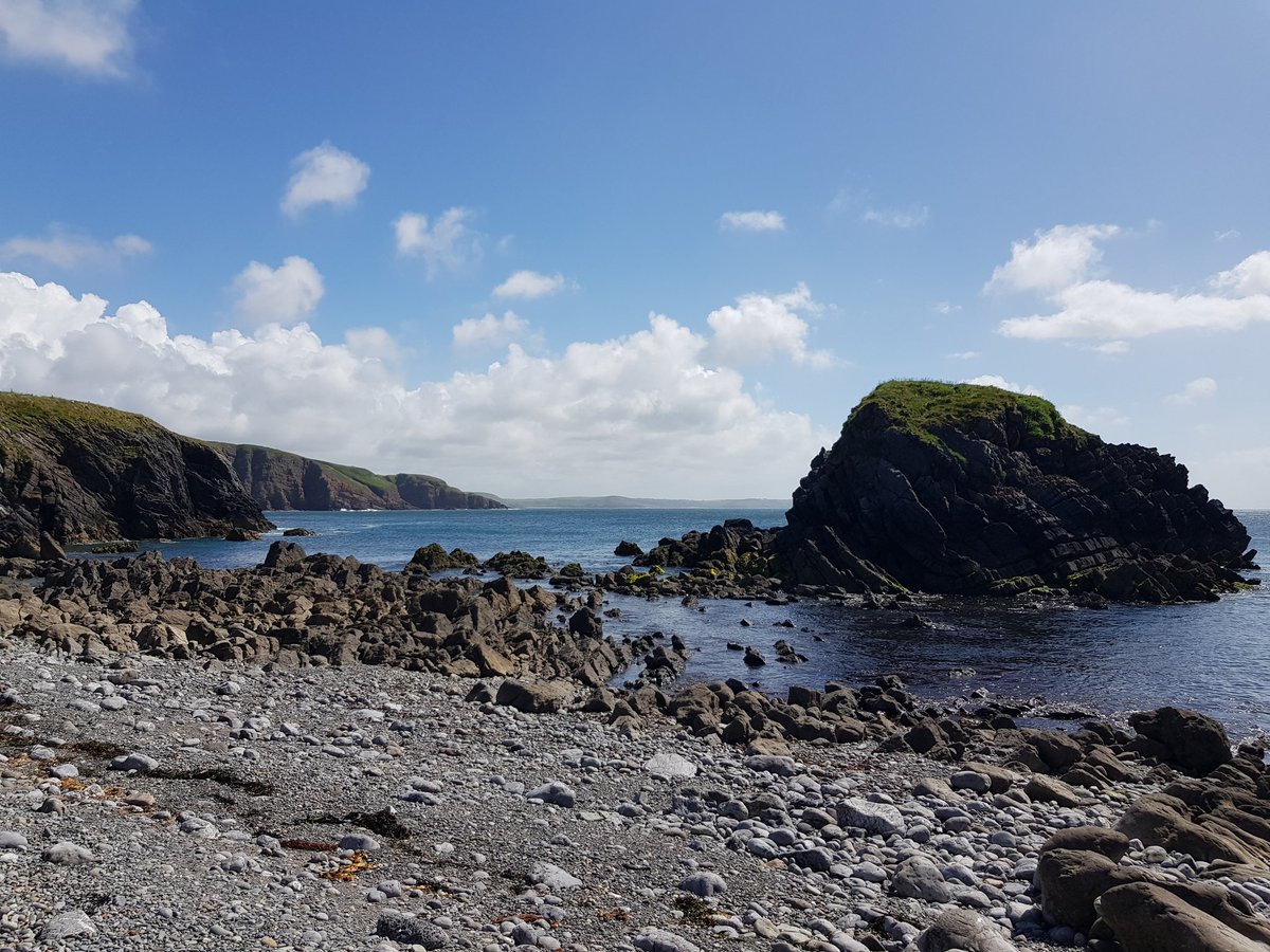 On the way home after a fantastic week in SW Wales (Tenby) with my GeoNetZero CDT peers. We spent the week investigating the economics and development of subsurface resources. Superb outcrops and even managed a few dips in the water!
#GeoNetZero
#HeriotWattUni
#structuralgeology