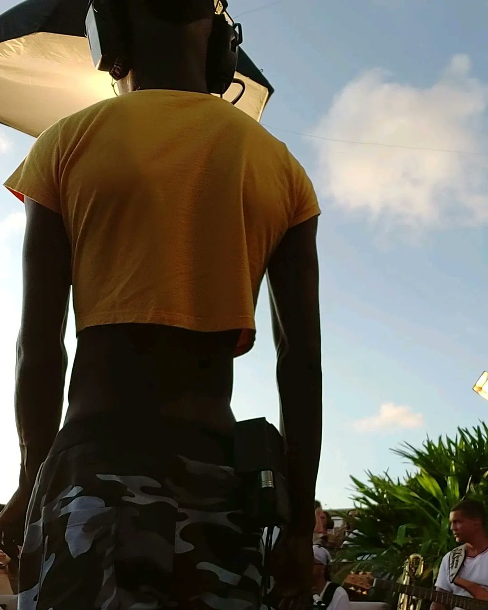 inagekaluana's tweet photo. A gente trabalha segurando a mão de Deusas a gente ama muito 🧡 #sextou #set #dollyoperator https://t.co/yMrBKUwuAv