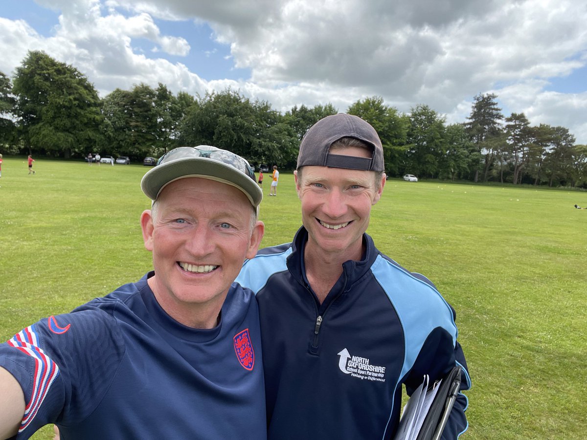 vphalsall's tweet photo. #FriendshipFriday A fabulous way to end the week, working with ECT colleagues @NorthOxonSSP who were engaged, enthusiastic and energetic. Also reconnecting with old friends @d_woodham @WarrinerPE @WarrinerSchool @SibfordSport #PE #PlayExplore #AAA 🤼♂️🏃🏼♂️🎾⚽️ 👏😅👊 https://t.co/gM2b7kjdal