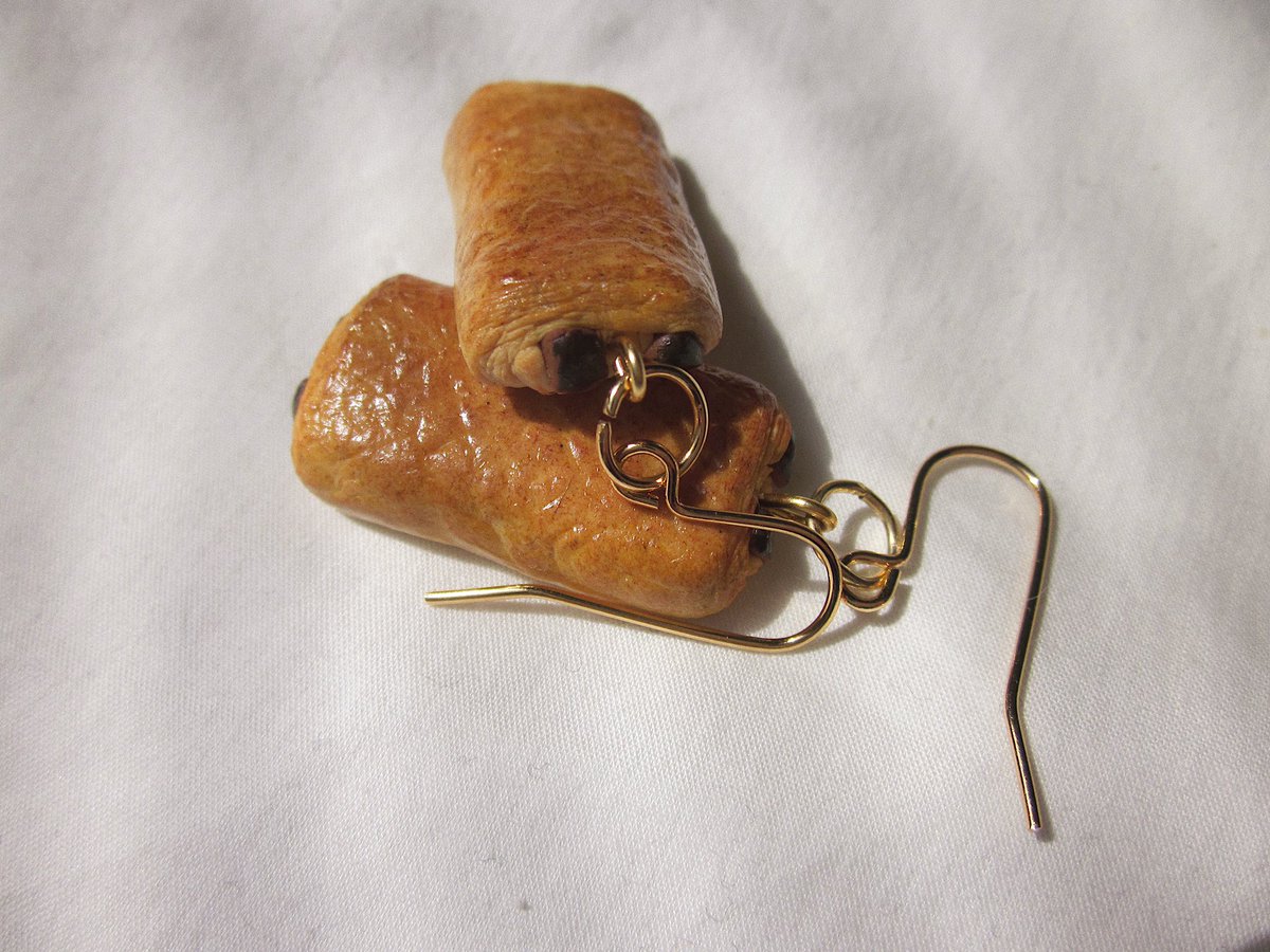 i made pain au chocolat earrings and they turned out so gooodd ☺️