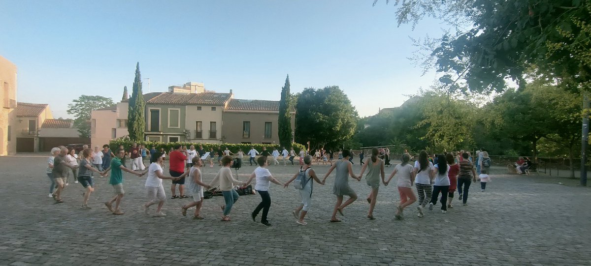 txavu's tweet photo. 😍 Ahir vaig poder gaudir, uns minuts, de l'assaig del Contrapàs a l'Antic Poble de Sant Pere!
Felicitats @AVpobleSPere i #Treureball per la iniciativa!
Amb ganes de veure-la durant la Festa Major!
#AnticPobleDeSantPere https://t.co/ncGHcQ7UB7