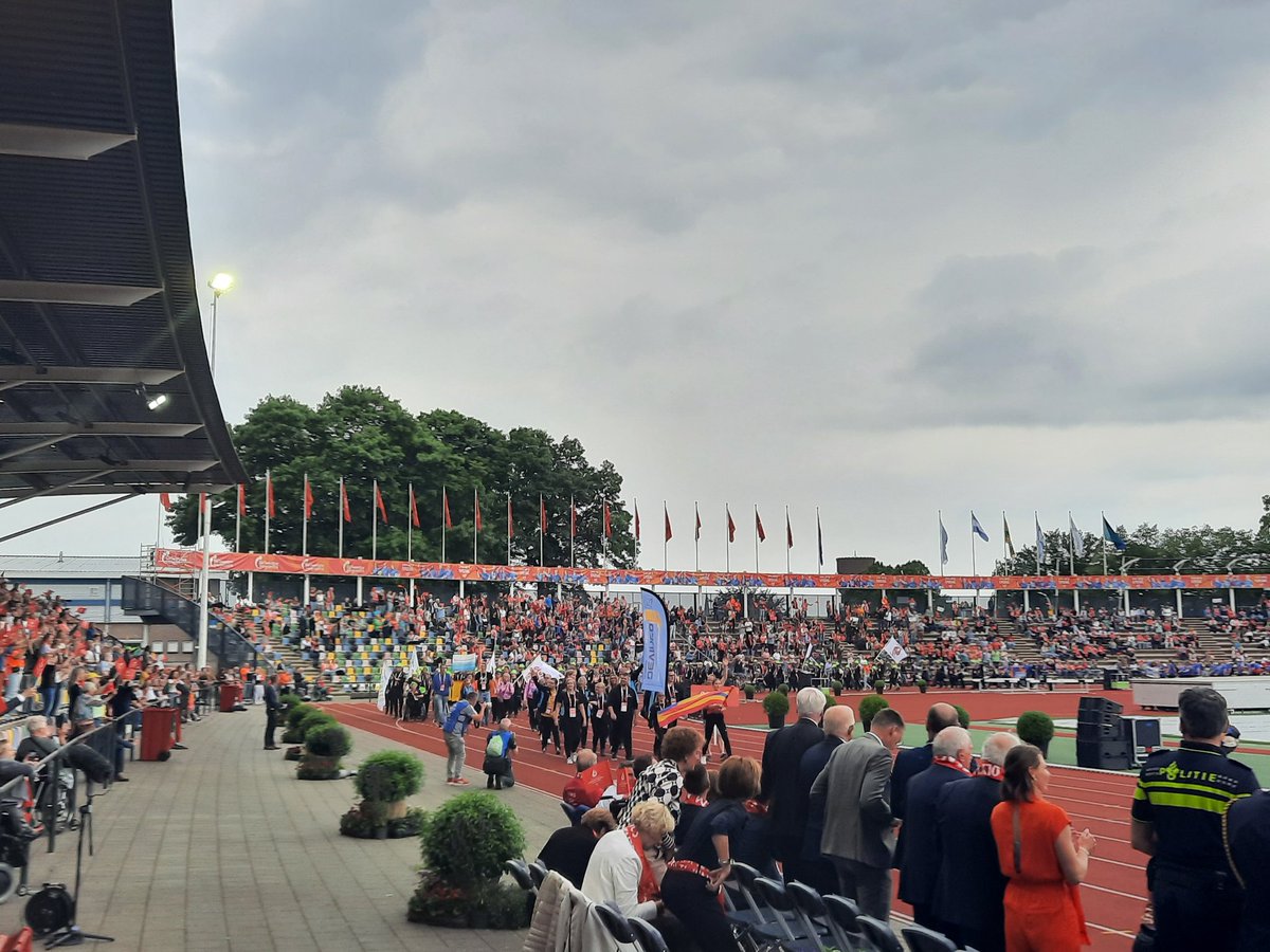 SO_NL's tweet photo. Daar komen de sporters! 🤩 Kippenvel! #atletenparade #altijdeenwinnaar #wearespecial #Twente2022 https://t.co/218bQz22aK
