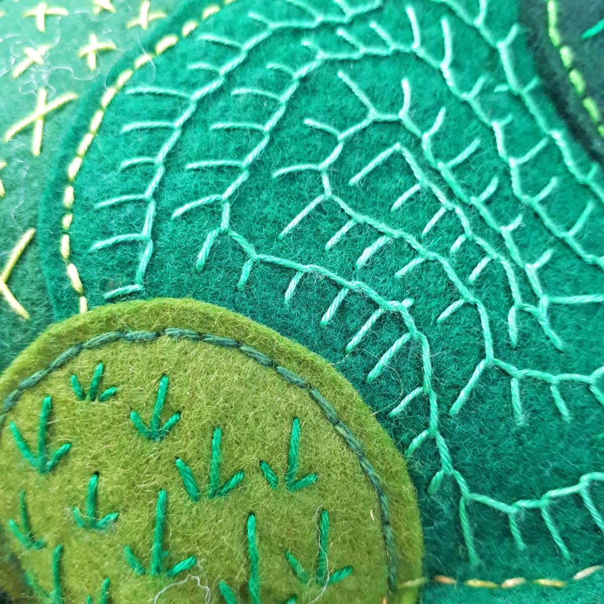 Hippystitch's tweet photo. #Blanketstitch &amp; #fernstitch are included on my #embroideredtree. Check it out at #YorkEmbroiderersandStitchers #ACelebrationofStitch from 24-26 June 2022 at the Tithe Barn in #NetherPoppleton #York YO26 6LF.
https://t.co/qgzpwHqyOh
#embroideredart #textileart  #stitching https://t.co/tyI4w2sTJl