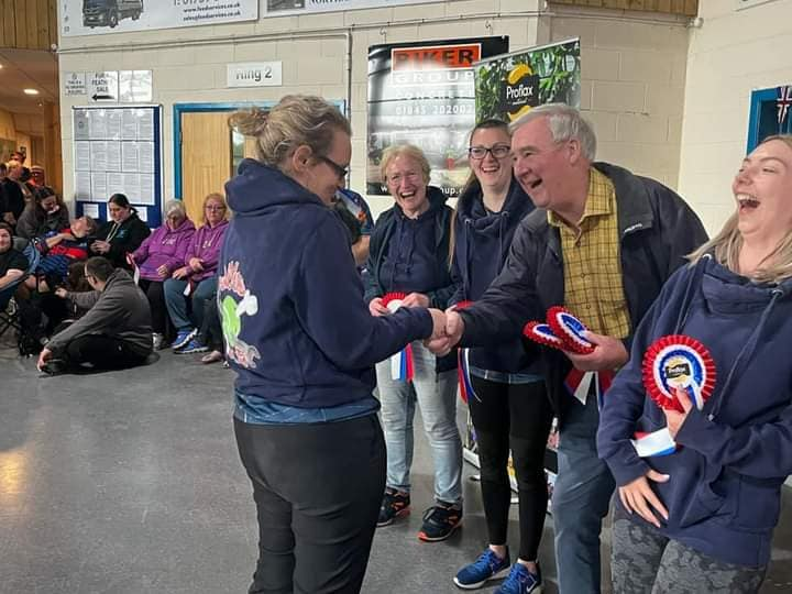 UKFlyball's tweet photo. Thank you to @theyorkshirevet Peter and his wife Lin for coming along to the Jubilee celebration at Thirsk, we all really enjoyed spending time with you both
#UKFLrocks #HM70 #proflax #platinumjubilee #flyball #specialguest https://t.co/Nc9iZyJ90c