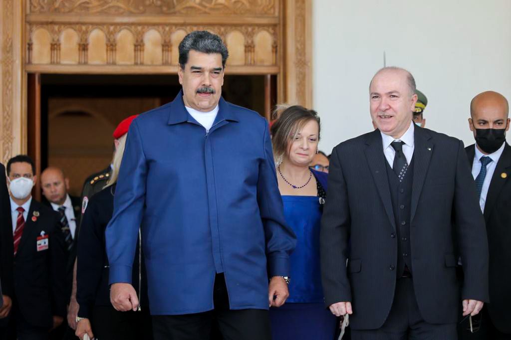 NicolasMaduro's tweet photo. Agradecidos con el pueblo y el gobierno de esta hermana nación, nos despedimos de la República Argelina Democrática y Popular. ¡Éxito Total! Seguimos construyendo un nuevo mapa de alianzas estratégicas en beneficio del pueblo venezolano. ¡Un Nuevo Mundo Es Posible! https://t.co/P867kERRHW