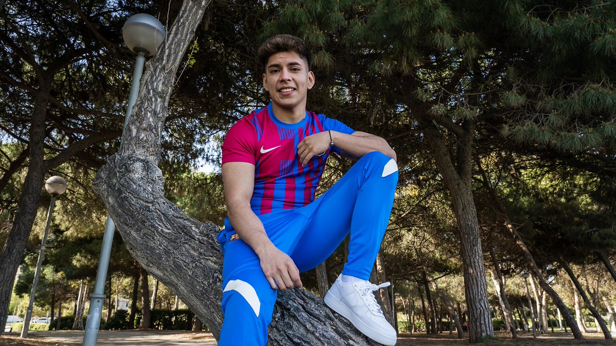 FCBeSports's tweet photo. En plena cuenta atrás para estrenarnos este domingo en @play_eFootball con @alex209204 @RoksaCZV22 @the_palma2... ⌛️

#eFootballChampionshipPro #setfootballfree #ForçaBarça 👊 https://t.co/qPAlUPzSOy