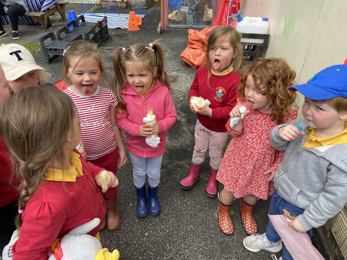 Chapelgreen_PS's tweet photo. Leading our own learning and exploring colour in a variety of different ways. 🎨 

We can even change the colour of our tongue.🤪

#STEM #Investigation #MirrorFun https://t.co/gPqs9ySS4f