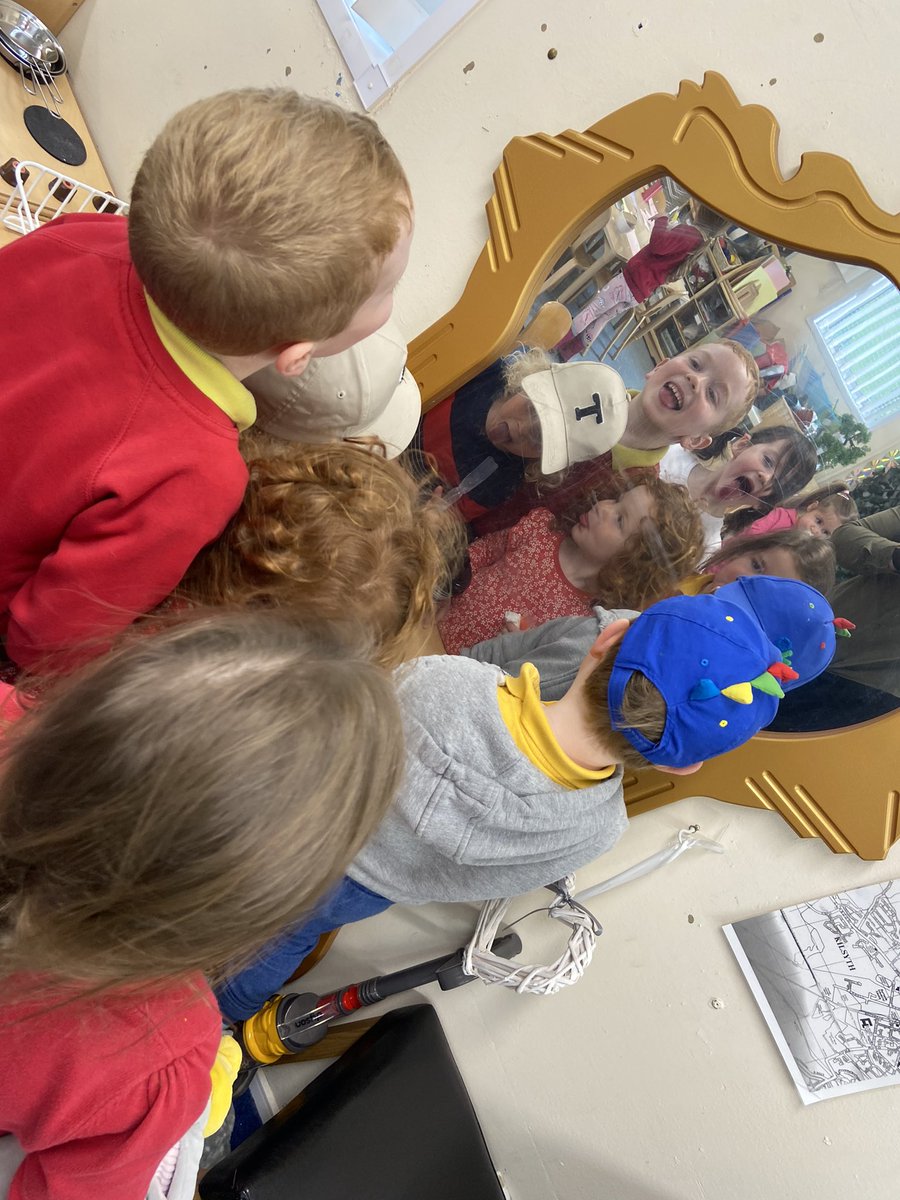 Chapelgreen_PS's tweet photo. Leading our own learning and exploring colour in a variety of different ways. 🎨 

We can even change the colour of our tongue.🤪

#STEM #Investigation #MirrorFun https://t.co/gPqs9ySS4f