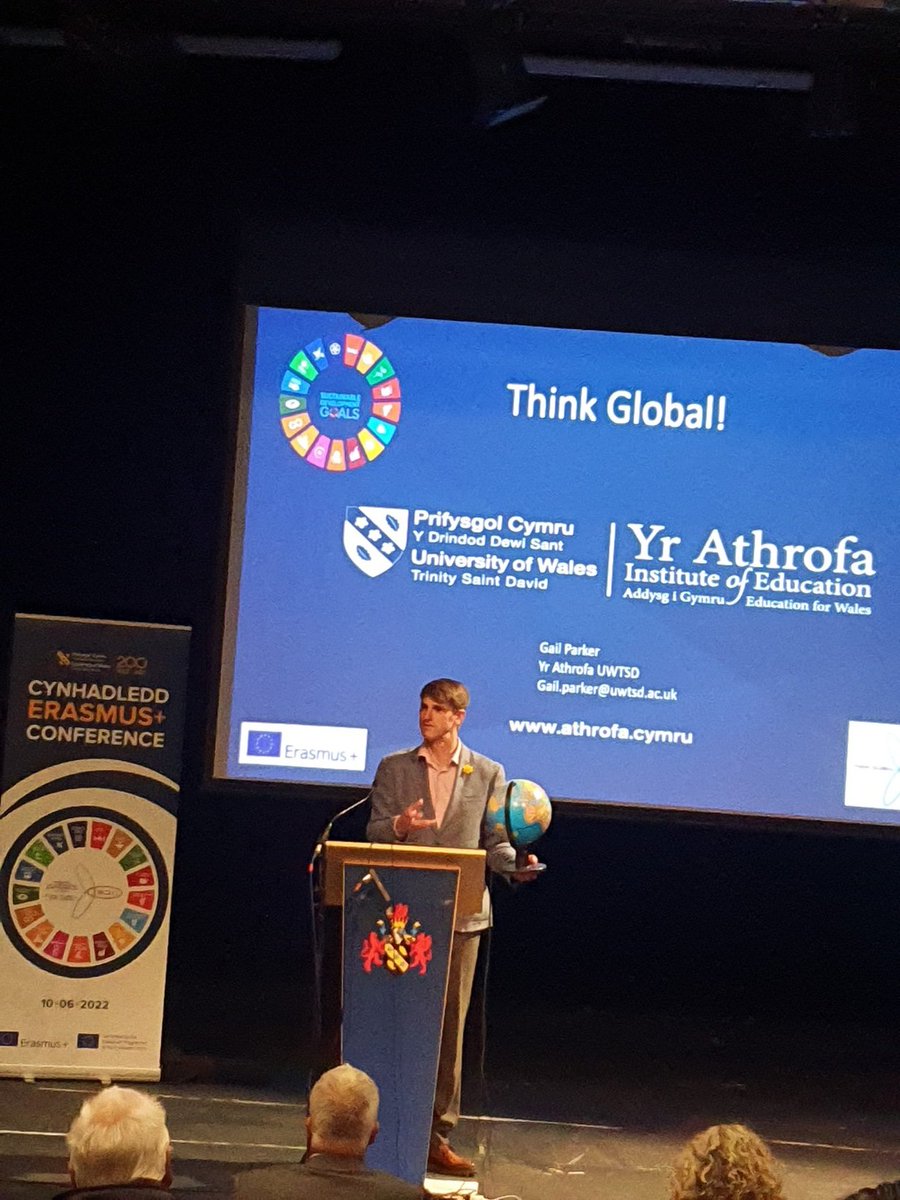 Aled Williams, MC arobryn <a href="/Athrofa/">Yr Athrofa: Centre for Education</a> yn agor ein cynhadledd Erasmus+ yng Nghaerfyrddin heddiw. Hyfryd gweld cymaint o bobl yma o'r Brifysgol, ysgolion a'n cymuned ehagach. <a href="/drindoddewisant/">Drindod Dewi Sant</a> <a href="/UWTSD/">University of Wales Trinity Saint David</a>