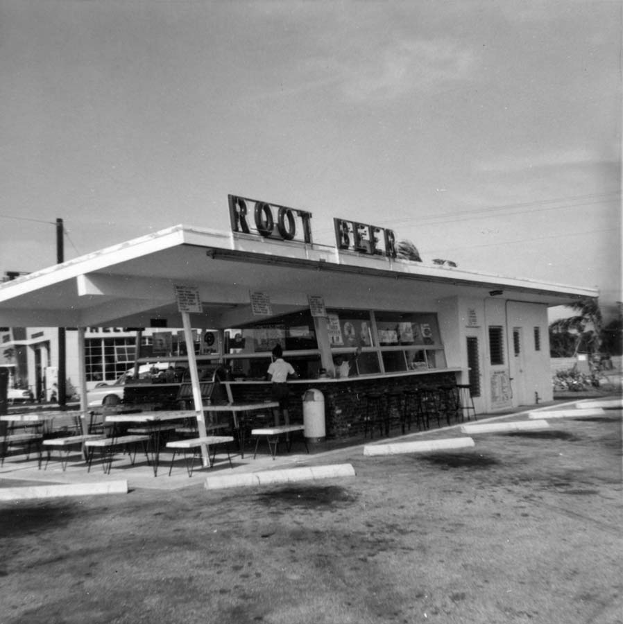 BocaHistory's tweet photo. Happy #FlashbackFriday! Anyone for a hotdog or root beer to celebrate #summer? In the picture is Dog N Suds drive-in restaurant located at 1850 N Federal Highway in 1961.
#TheSchmidtMuseum #BocaHistory50th #MakingHistoryBoca #summerfun #bocaratonfl #bocaraton #bocaratonflorida https://t.co/PD7SEUxC3C