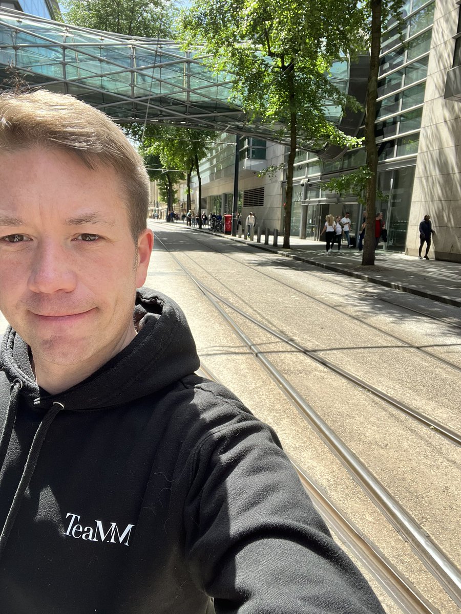 😎 Lunchtime in sunny Manny representing <a href="/MMphysio1/">Michael Murray</a> with my hoodie #TeaMM #FitnessMotivation #FridayVibe