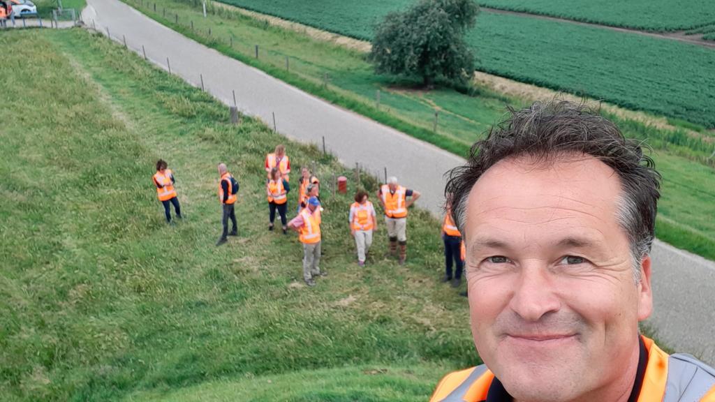 JeroenHaan1's tweet photo. De bovensluis maakt als (civieltechnisch) kunstwerk onderdeel uit van de kering, de Oostzeedijk vd Ruigenhil.
De Wachter is een (cultureel) kunstwerk op de dijk, als markering en uitkijkpunt. https://t.co/RwJj66A1DV