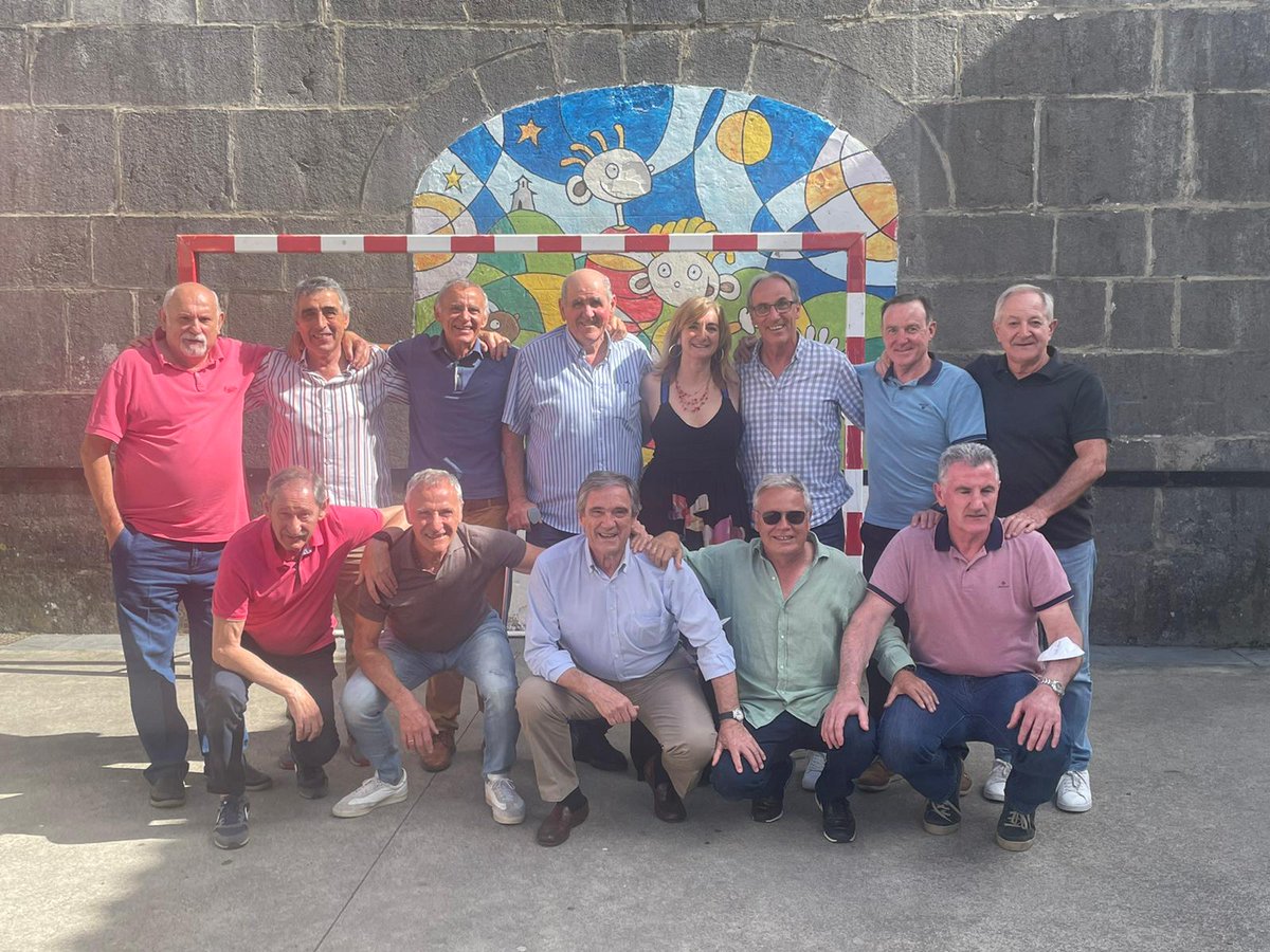 idoserna73's tweet photo. Despues de gestionar el dia de ayer, de asimilarlo. Nada mas que añadir lo que han comentado @Peio_Godoy @MikelPorto @BixioGorriz . Las imagenes lo dicen todo, un dia de diez!!! Gente encantadora, muchas historietas, muchisimas risas. @RealSociedadEUS @Mikel_Loinaz Gracias https://t.co/O2xYUGGHkR