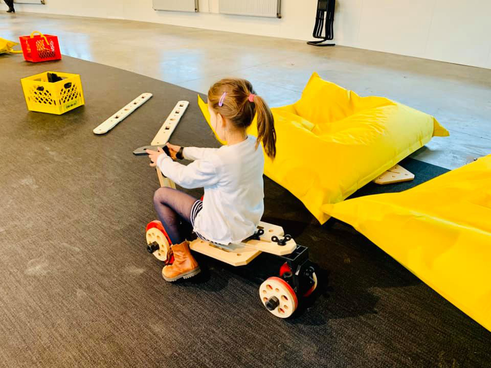 Sparkoh_be's tweet photo. Quand nos visiteurs deviennent créateurs...🛠
À l’exposition 🔩 Ingéniocité 🔩, constructeurs et ingénieurs en herbe laissent libre cours à leur créativité. Roues, planches, vis, écrous, cordes se transforment en créations originales! 
#CréateursMW #mesCréations #MuseumWeek2022 https://t.co/vDBkb9etF1