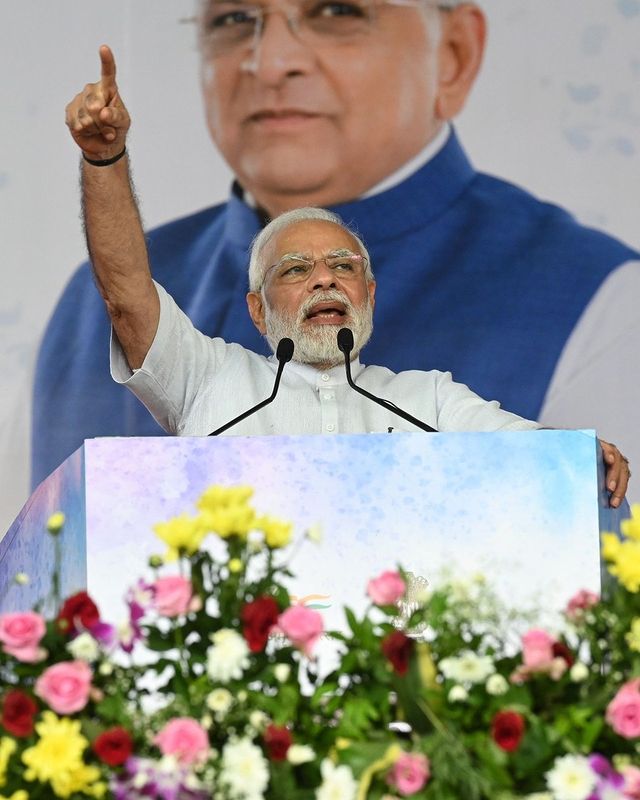 KailashbenGamit's tweet photo. જનજનના સર્વાંગી વિકાસનું અભિયાન ... 

નવસારીના ખુડવેલ ખાતે આયોજિત ' ગુજરાત ગૌરવ અભિયાન'માં માનનીય પ્રધાનમંત્રી શ્રી નરેન્દ્રભાઇ મોદી સાહેબે વલસાડ , નવસારી , સુરત , તાપી અને ડાંગ જિલ્લાના ₹3050 કરોડથી વધુના વિવિધ વિકાસકાર્યોનું લોકાર્પણ અને ખાતમુહૂર્ત કર્યું . https://t.co/dOKUcpP5Gy