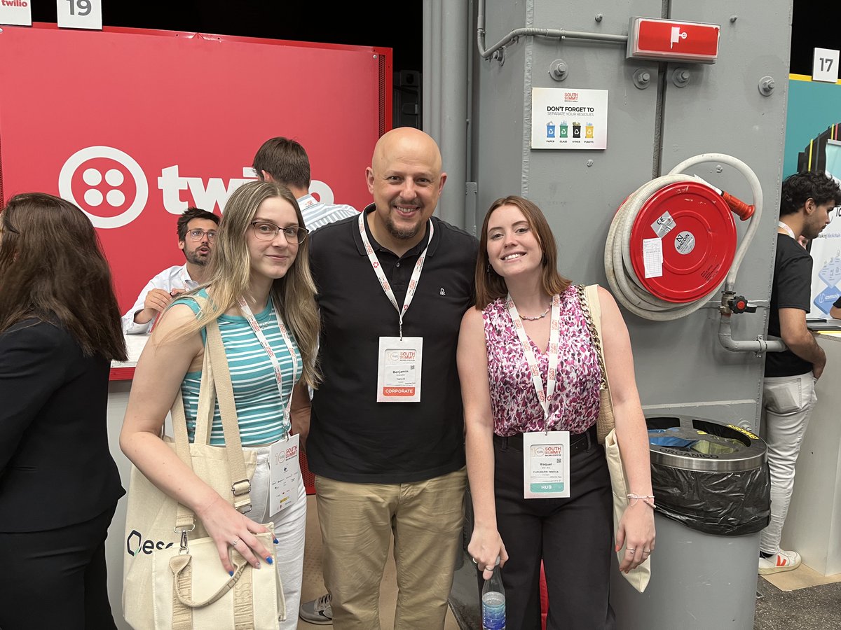 APIAddicts's tweet photo. Uno de nuestros #APIAddicts más fieles, auténtico experto de las #APIs e invitado frecuente de eventos y podcasts es Benjamín Granados. ¡Y por fin nos conocemos en persona!
Aquí tenéis una foto de nuestras compis Raquel y Paula con él en el #SouthSummit2022 ¡Viva lo presencial! https://t.co/AnQsYfKLVv