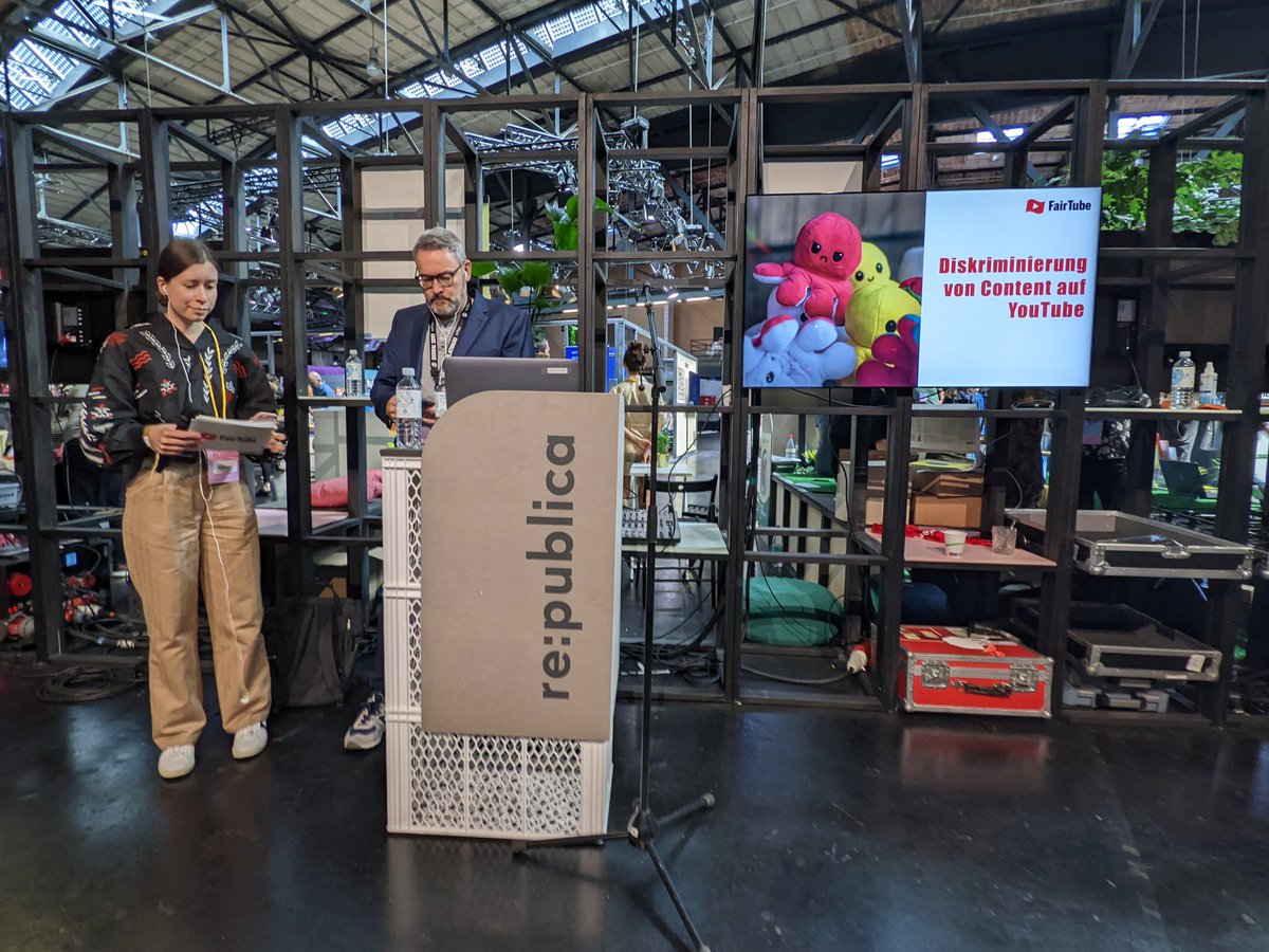 ideenstudio_b's tweet photo. "Der #YouTube Algorithmus benachteiligt bewusst kleinere Kanäle, insbesondere beim Thema Monetarisierung."

#LightningBox1 #rp22 https://t.co/ZS2YsBV56u