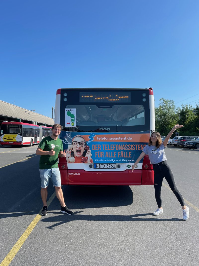 vitasassistant's tweet photo. Ihr findet #VITAS jetzt auch auf der Rückseite von Bussen 🚌 der #VAG in #Nürnberg! 🥳

Was der #Telefonassistent für euch tun kann, erfahrt ihr unter https://t.co/30TIU8J35B 

@StadtreklameNbg #außenwerbung #buswerbung #thinkoutsidethebox #sprachassistent https://t.co/FNoSf9Clrx