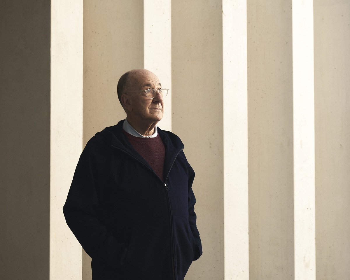 Lamentamos profundamente comunicar el fallecimiento de D. José María Viñuela, quien con tanto esfuerzo y cariño contribuyó a hacer posible el Museo Helga de Alvear. Conocido por su discreción y sabiduría sobre el contexto español e internacional, deja un legado inolvidable.