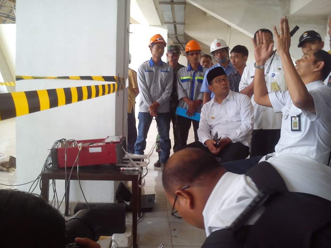 Mah5Utari's tweet photo. Usulnya adalah no.2,3.4 dirubuhkan saja sekalian, pagar no.4 mundur ke garis oren kekiri(dalam) karena tanahnya sdh pondasi rekayasa geotextile.
Ini jg cuman bagian gerbang saja dan tdk semua begini. Secara bangunan stadion (garis oren ke kekiri) sdh dibuktikan&amp; terbukti kuat👍 https://t.co/tzbzPd4LBP
