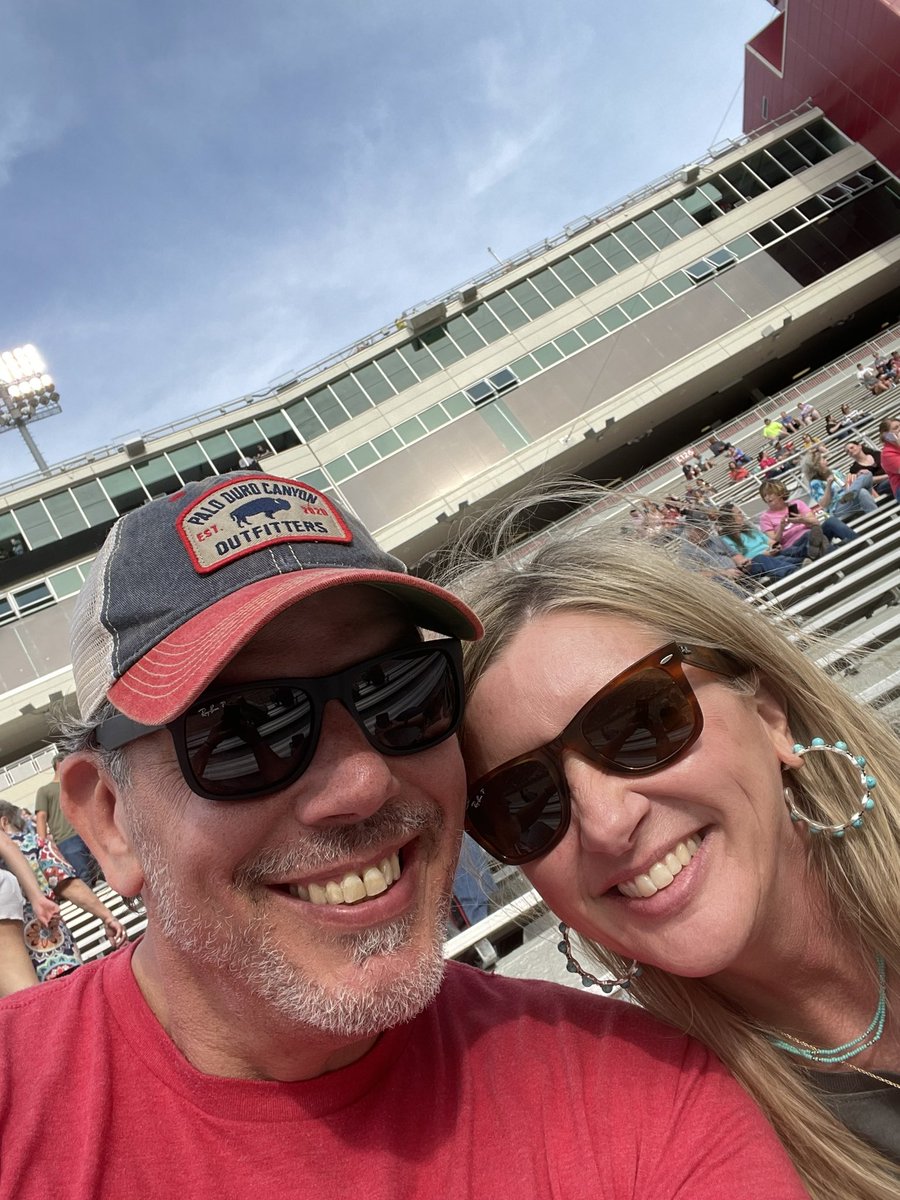 Mbennett6's tweet image. Happy Birthday to my best friend, my wife and the lady that holds our family together. You’ve never looked more beautiful than you do today. @bennettdd