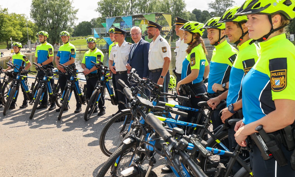 BayStMI's tweet photo. 👮‍♀️🚲👮‍♂️ Ausbau der Fahrrad-Streifen der @PolizeiBayern! Innenminister Joachim #Herrmann ist überzeugt: "Unsere Fahrrad-Streifen sind ein Erfolgsmodell! Die Kolleginnen u. Kollegen stärken die Verkehrssicherheit des Radverkehrs und wirken der hohen Anzahl von Radunfällen entgegen." https://t.co/OcqS5gnL9L