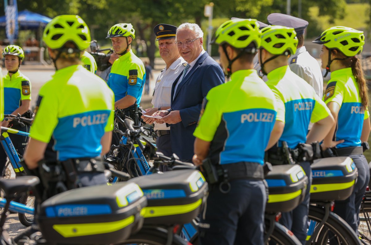 BayStMI's tweet photo. 👮‍♀️🚲👮‍♂️ Ausbau der Fahrrad-Streifen der @PolizeiBayern! Innenminister Joachim #Herrmann ist überzeugt: "Unsere Fahrrad-Streifen sind ein Erfolgsmodell! Die Kolleginnen u. Kollegen stärken die Verkehrssicherheit des Radverkehrs und wirken der hohen Anzahl von Radunfällen entgegen." https://t.co/OcqS5gnL9L