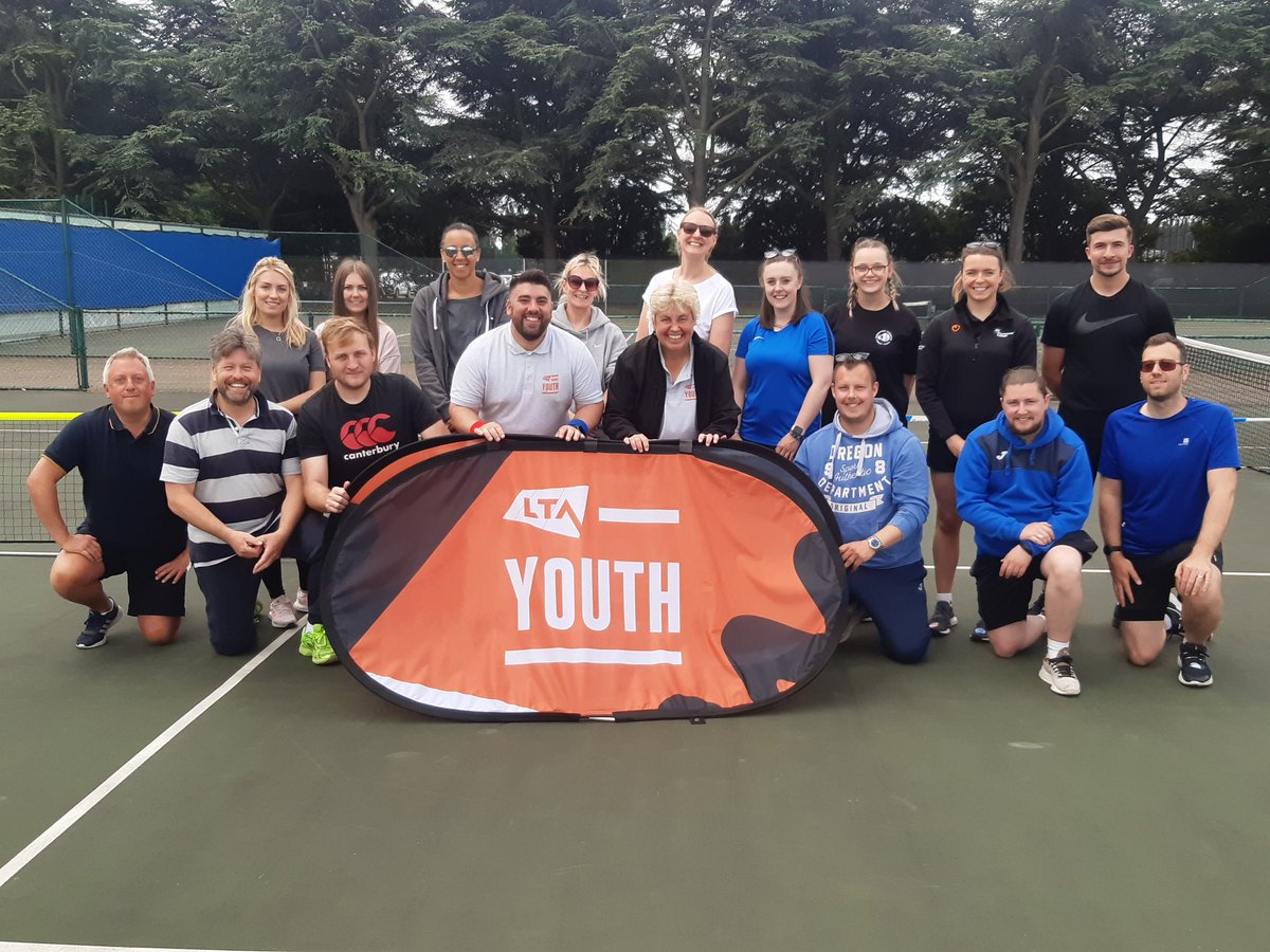 EadonStephanie's tweet photo. LTA Youth Schools Primary School Course today at @NottsTennis 

Kicked started with @rsalmonuk  sharing how to build effective school club relationships before 2 hours on court training finishing with networking and live Tennis 🎾 https://t.co/8urAatDI9X