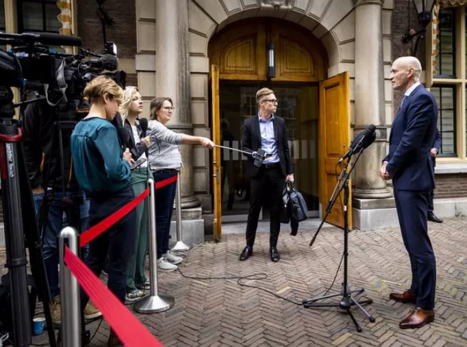 ADPolitiek's tweet photo. Advies aan kabinet: meer thuisbeademing, betere verdeling van bedden en het thuis opsporen van risicopatiënten voor vaccinatie zijn cruciaal https://t.co/NiZFTuNhIY https://t.co/a2kBM24ECa