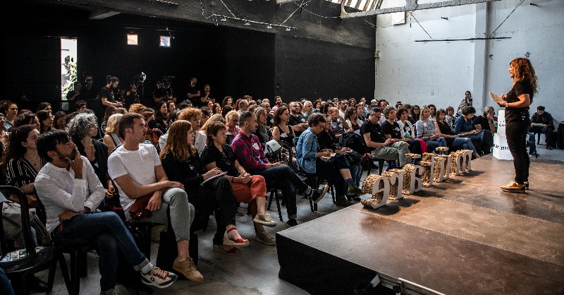 FundacioCarulla's tweet photo. [ARTICLE] ✍🏻 #VulnerArts va ser un èxit on més de dos-cents professionals del món cultural, social i educatiu van viure una experiència d’immersió artística, emocions i aprenentatge compartit. Reviu-ho al detall al nostre Blog. 🦋 🧡 

#FundacióCarulla #Mutare22