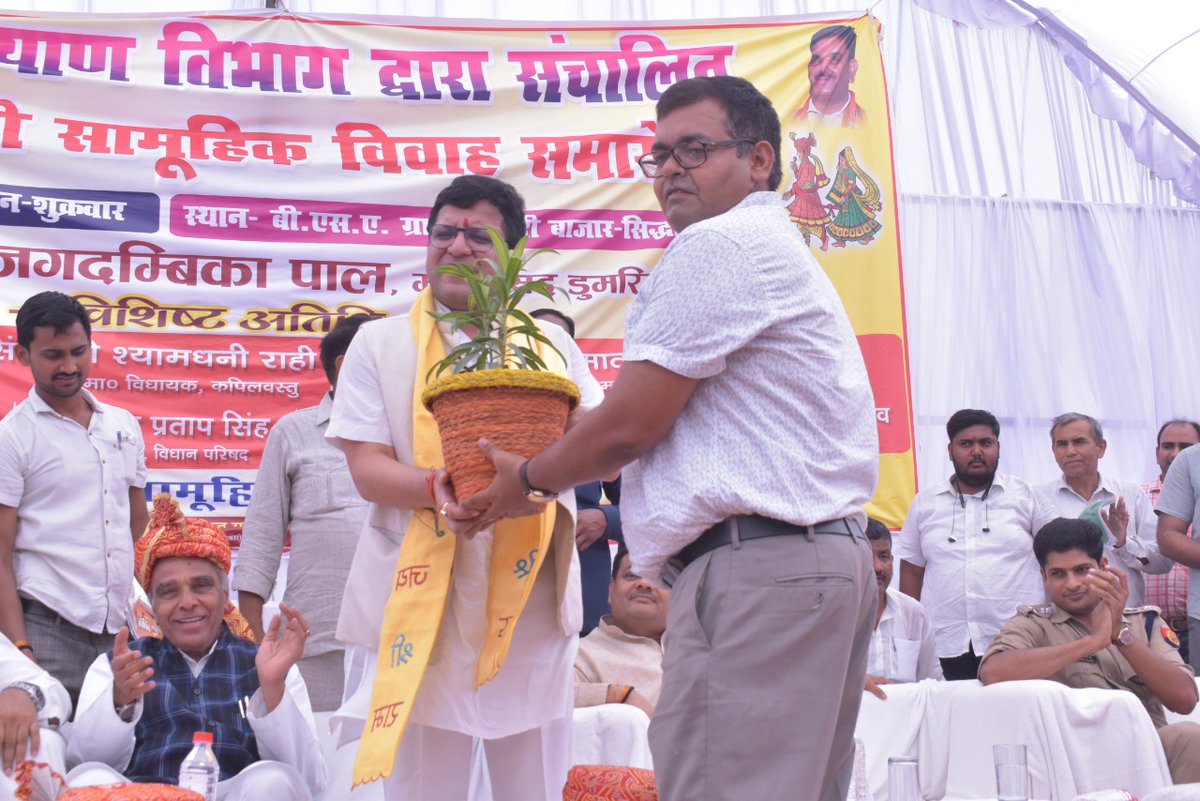 dmsid1's tweet photo. मुख्यमंत्री सामूहिक विवाह योजना के अन्तर्गत आज मुख्य अतिथि मा0 राज्यमंत्री (स्वतंत्र प्रभार) आबकारी एवं मद्य निषेध श्री नितिन अग्रवाल, @pal_jagdambika मा0 विधायक शोहरतगढ़ @dmsid1 की उपस्थिति में सामूहिक विवाह का कार्यक्रम सम्पन्न हुआ। @CMOfficeUP @UPGovt @InfoDeptUP @dswosdr https://t.co/rynNQGigLg