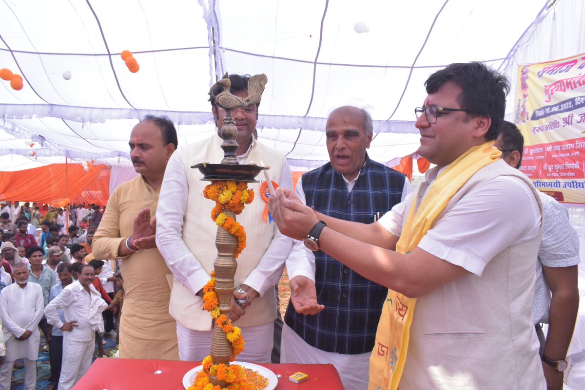 dmsid1's tweet photo. मुख्यमंत्री सामूहिक विवाह योजना के अन्तर्गत आज मुख्य अतिथि मा0 राज्यमंत्री (स्वतंत्र प्रभार) आबकारी एवं मद्य निषेध श्री नितिन अग्रवाल, @pal_jagdambika मा0 विधायक शोहरतगढ़ @dmsid1 की उपस्थिति में सामूहिक विवाह का कार्यक्रम सम्पन्न हुआ। @CMOfficeUP @UPGovt @InfoDeptUP @dswosdr https://t.co/rynNQGigLg