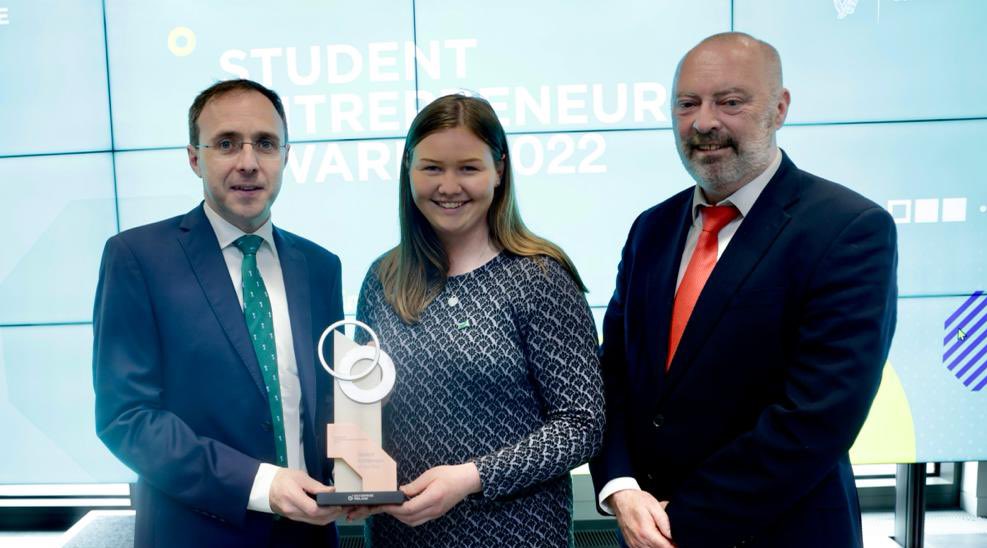 Entirl's tweet photo. Congratulations to @AnnieMaddenn from @UCC, Enterprise Ireland’s 2022 Student Entrepreneur of the Year!

Her equine supplements product range @fenuhealth helps maintain good gastric health in horses.

She exports to 15 countries and counts five royal families among her customers. https://t.co/aYzSe9c96U