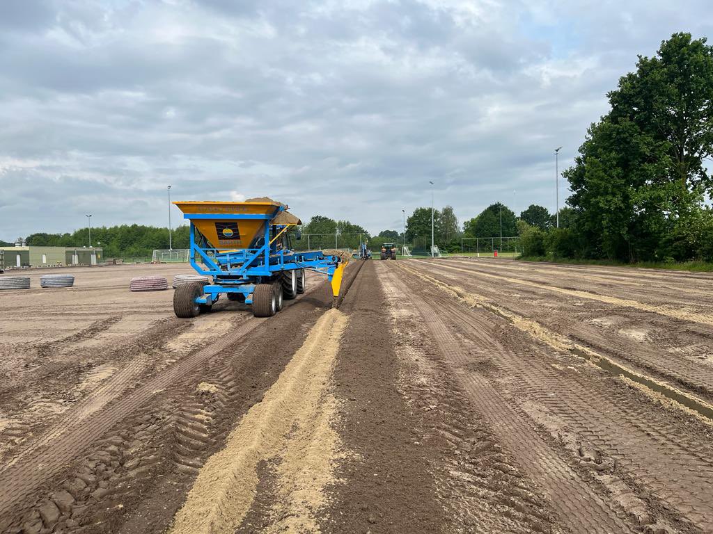 Renovatie Sportveld Roda te Leusden; drainage aanbrengen i.s.m. Barth Drainage