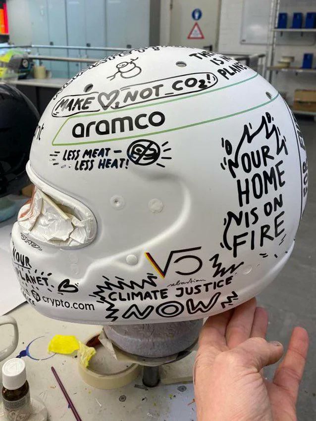 SoyMotor's tweet photo. El casco de Vettel para #AzerbaijanGP:

❄️Winter is NOT coming
🔥Nuestra casa está en llamas
❤️Haz el amor, no C02
🥩Menos carne, menos calor

#GretaThunberg #F1 #BakuGP https://t.co/TvNcEv4TX3