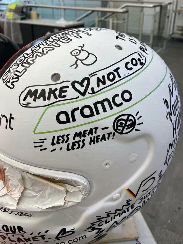 SoyMotor's tweet photo. El casco de Vettel para #AzerbaijanGP:

❄️Winter is NOT coming
🔥Nuestra casa está en llamas
❤️Haz el amor, no C02
🥩Menos carne, menos calor

#GretaThunberg #F1 #BakuGP https://t.co/TvNcEv4TX3
