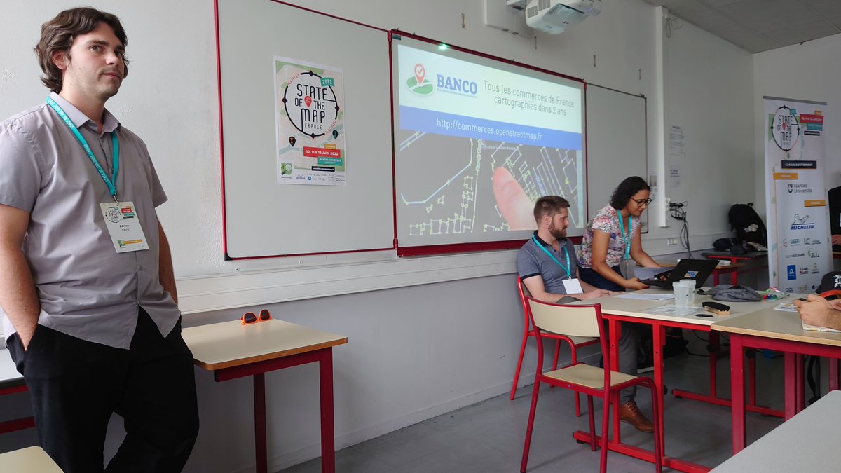 C'est au tour de <a href="/overflorian/">Florian Lainez</a> et <a href="/nlehuby/">Noémie Lehuby</a> qui parlent de commerces dans #OSM au <a href="/sotmfr/">State Of The Map FR</a>
On y retrouve leur petit récit de Zack et Zoé qui mappent des boulangeries 🥖 pour des jambons beurre 😂

Cc @PanierAvide