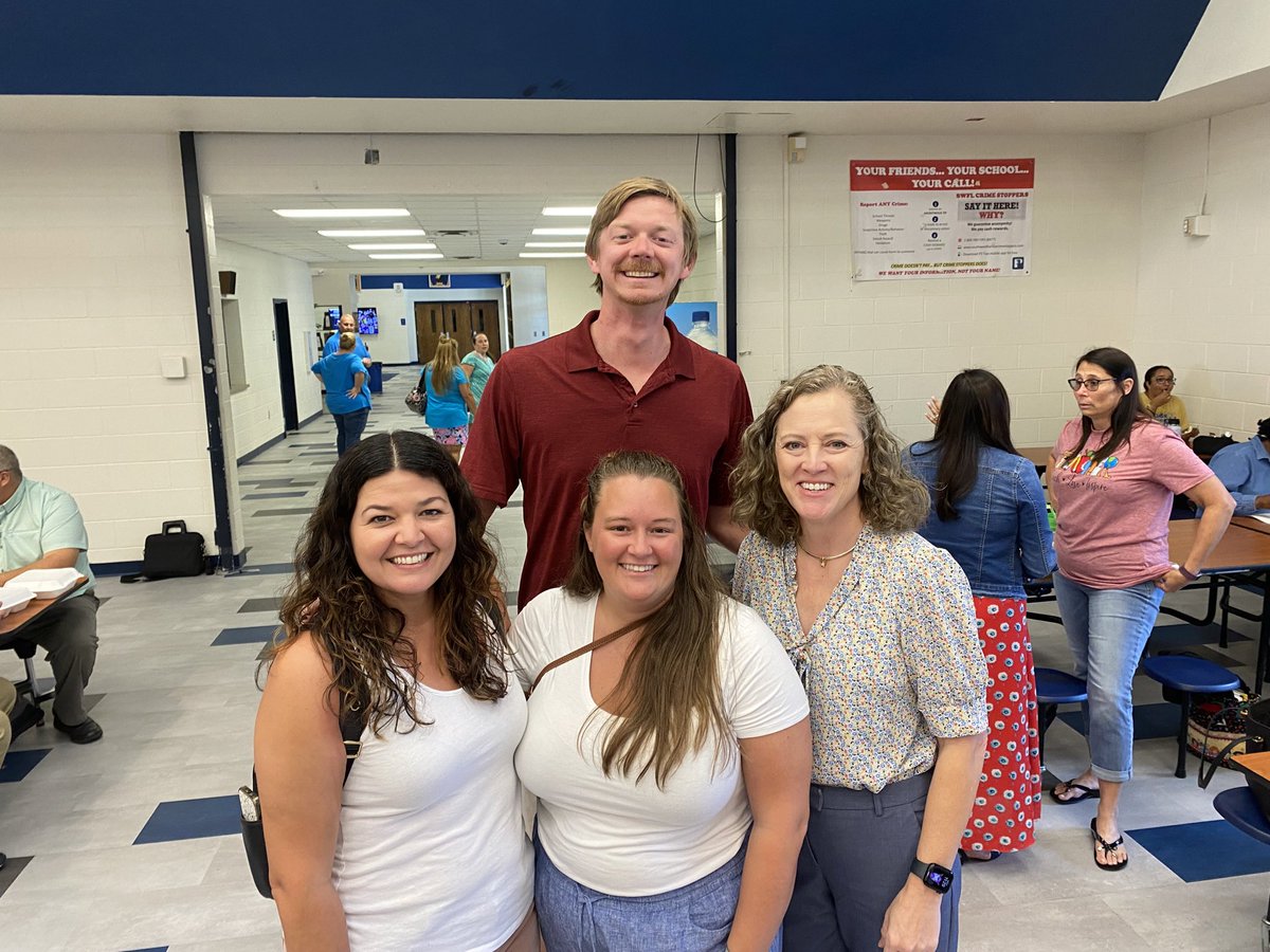 SpringCreekES's tweet photo. Spring creek students and faculty love summer learning! #totalLEErad https://t.co/fEcbHIyw1w