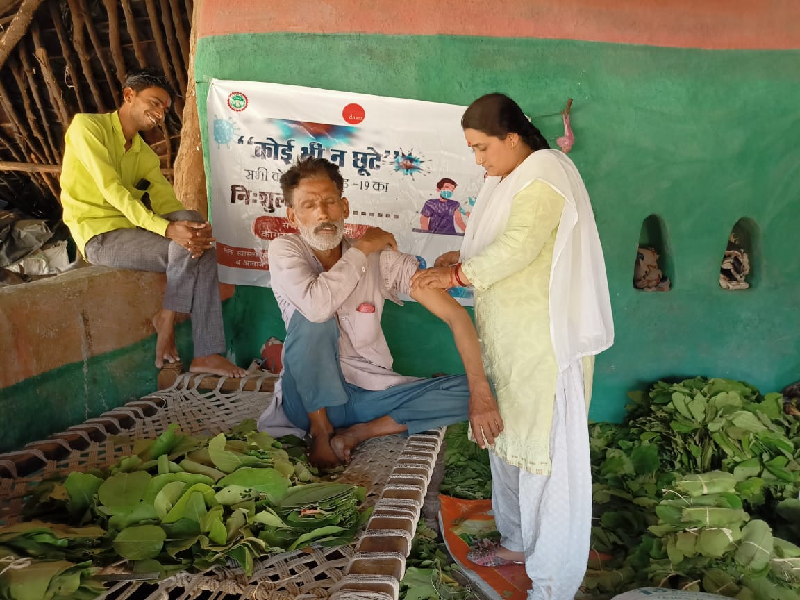 Through Reaching the Unreached initiative, Aawaj team is vaccinating the beneficiaries for Covid by reaching door-to-door in rural areas of Bhopal (M.P) with the support of health department of madhya pradesh.
#aawaj #har_ghar_dastak <a href="/MoHFW_INDIA/">Ministry of Health</a> <a href="/CMMadhyaPradesh/">Chief Minister, MP</a> <a href="/healthminmp/">Public Health & Medical Education Department, MP</a>