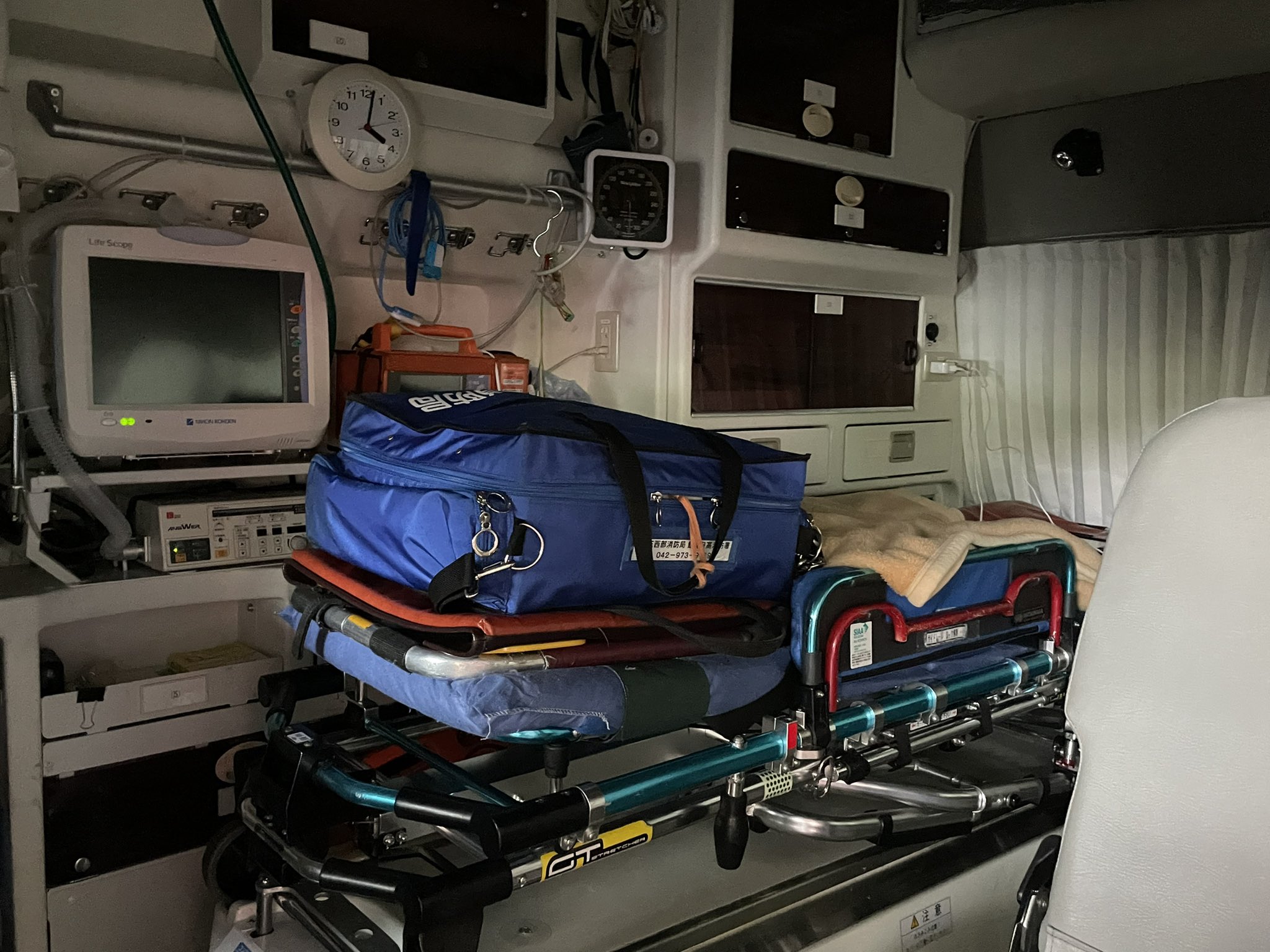 救急所沢中央1 高規格救急車 日産エルグランドとキャラバン の内装 高規格救急車 救急車 日産 エルグランド キャラバン エルグランド救急車 キャラバン救急車 日本光電 緊急車両 T Co 42wbrliz0n Twitter